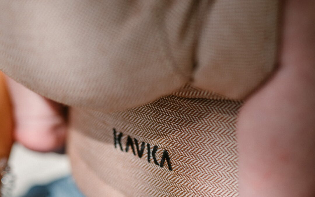 Kavka Multi Age 2025 walnut twill nosidełko plus nerka