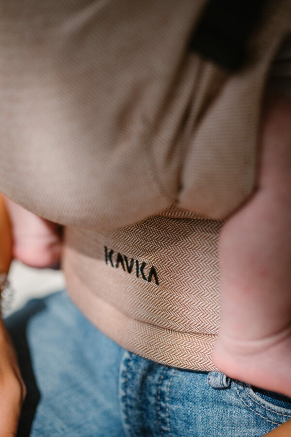 Kavka Multi Age 2025 walnut twill nosidełko plus nerka