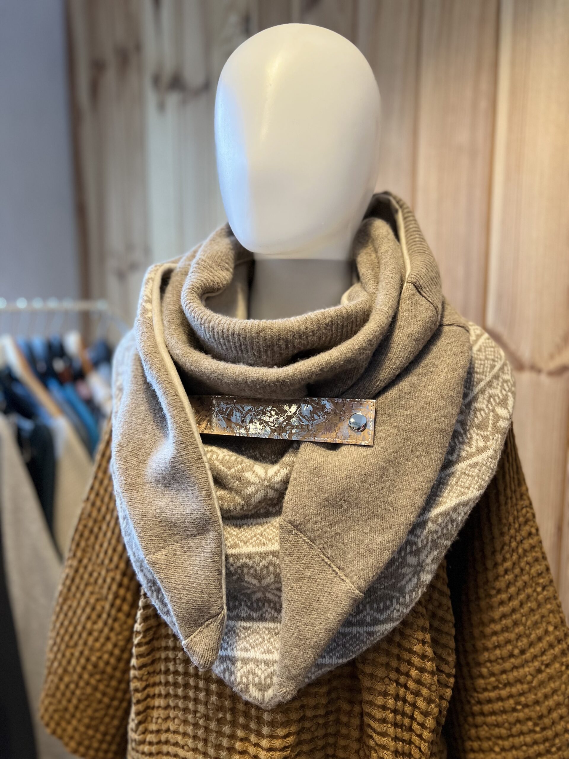 Chustoszal wełniany z zapinką washpapa beige - obrazek 3