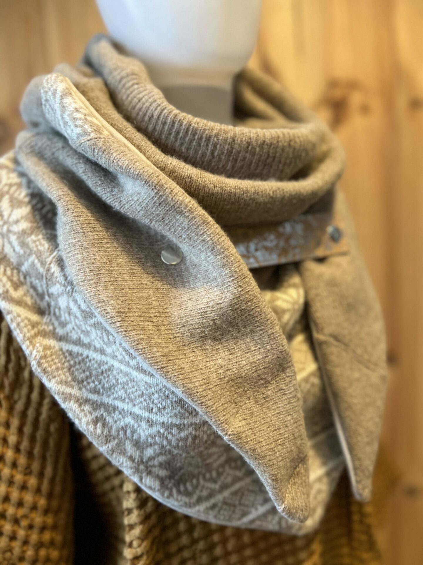 Chustoszal wełniany z zapinką washpapa beige - obrazek 2