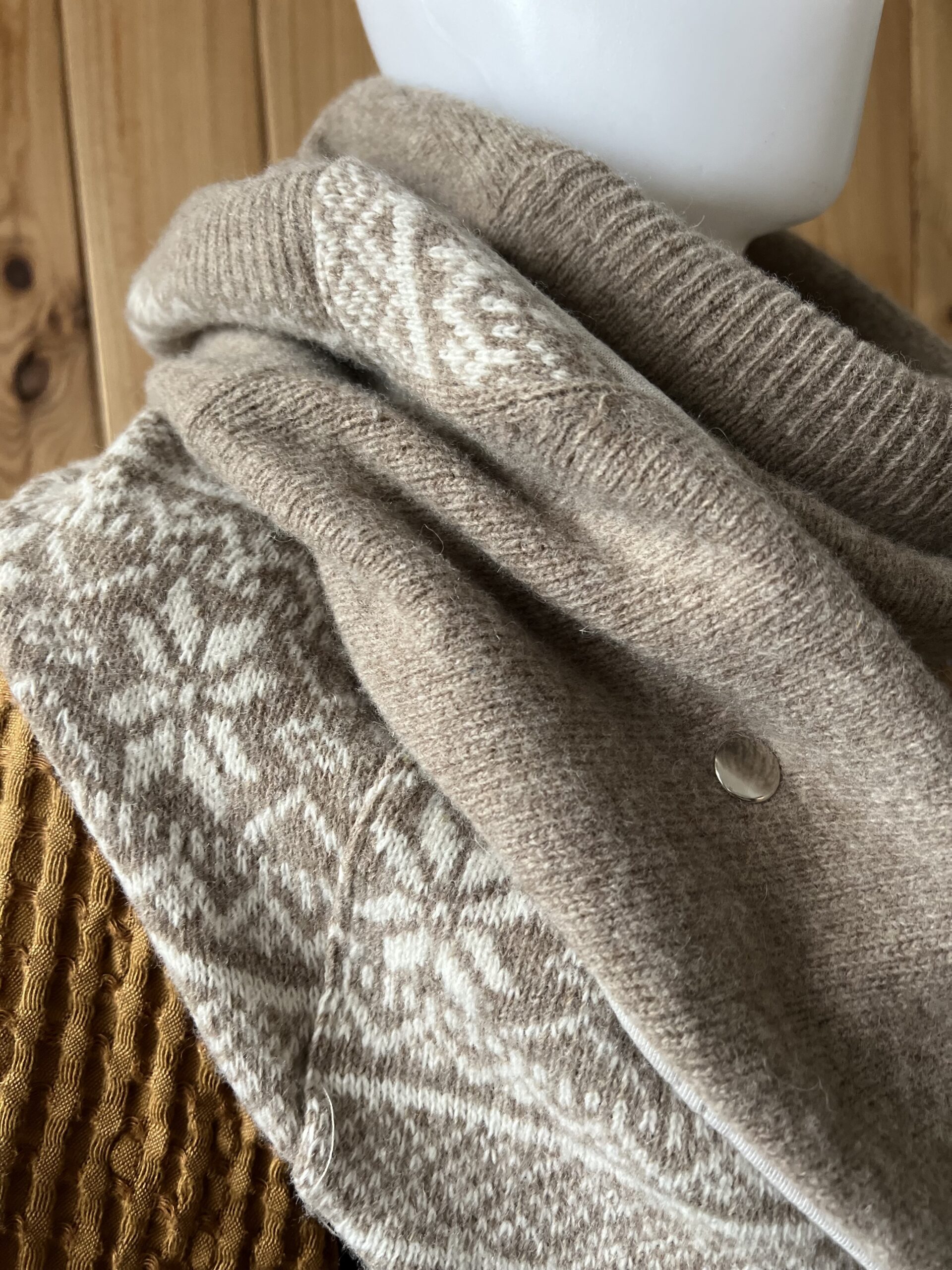 Chustoszal wełniany z zapinką washpapa beige - obrazek 7