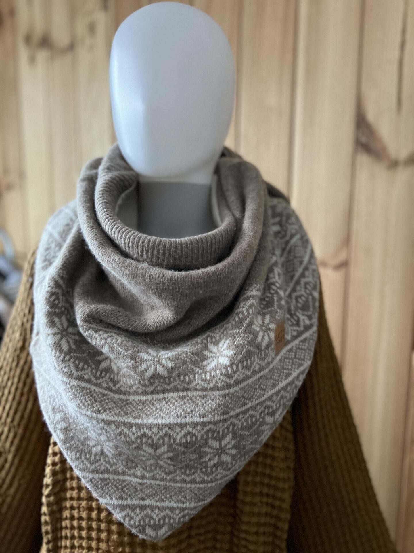 Chustoszal wełniany z zapinką washpapa beige - obrazek 4